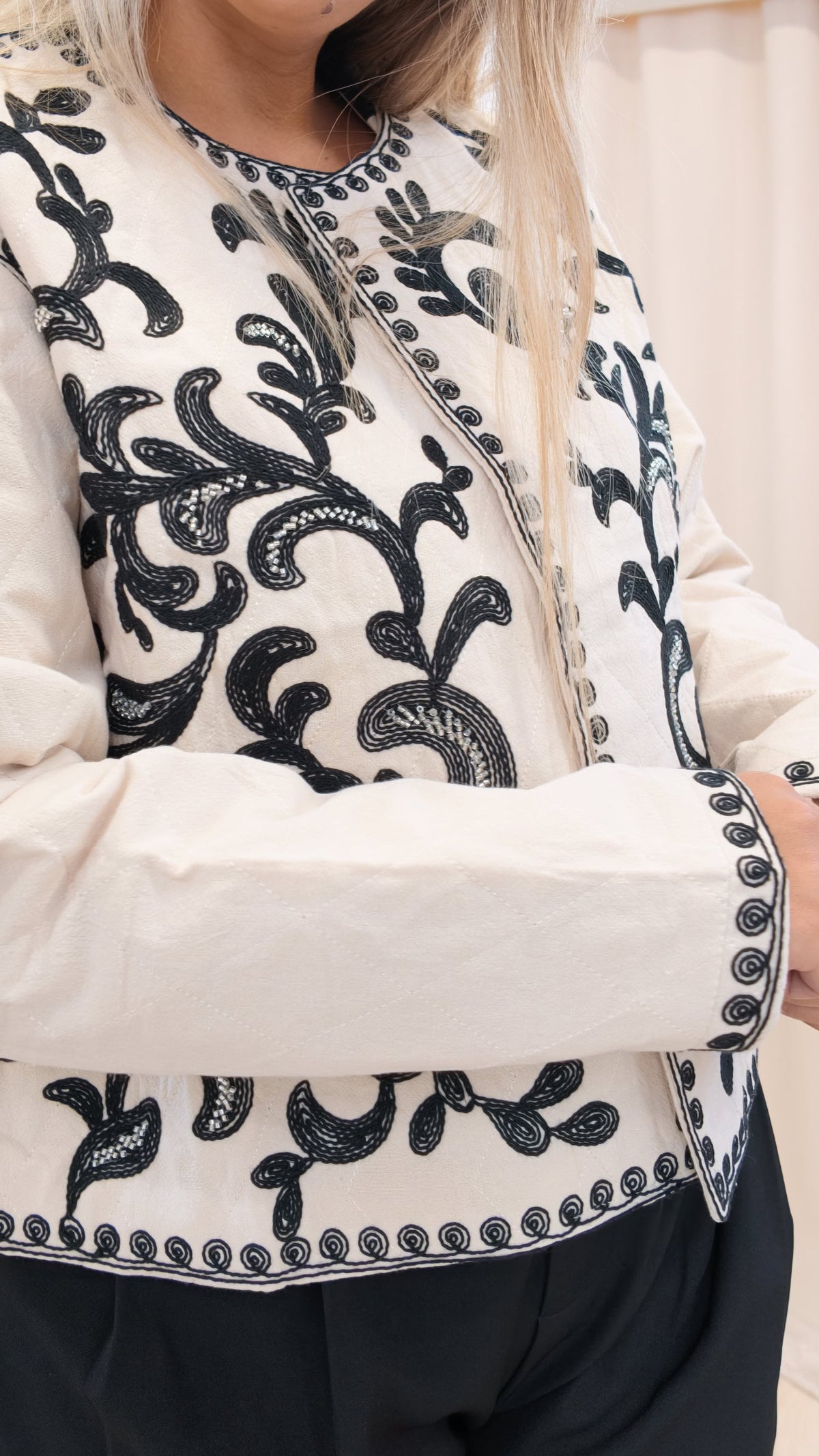 Chaqueta Acolchada Bordado (Beige)