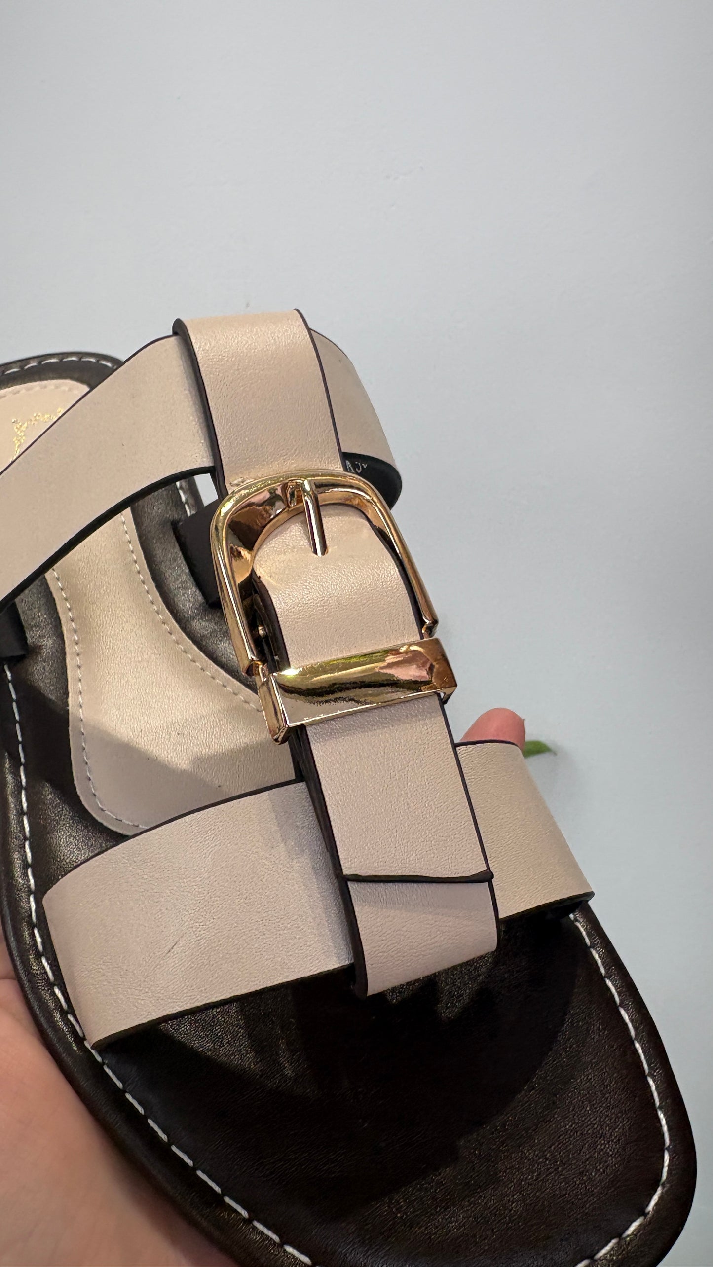 Sandalia Plana Hebilla en Beige