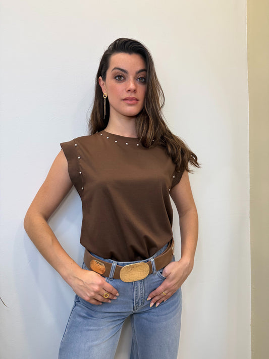 Camiseta Básica Tachas Marrón