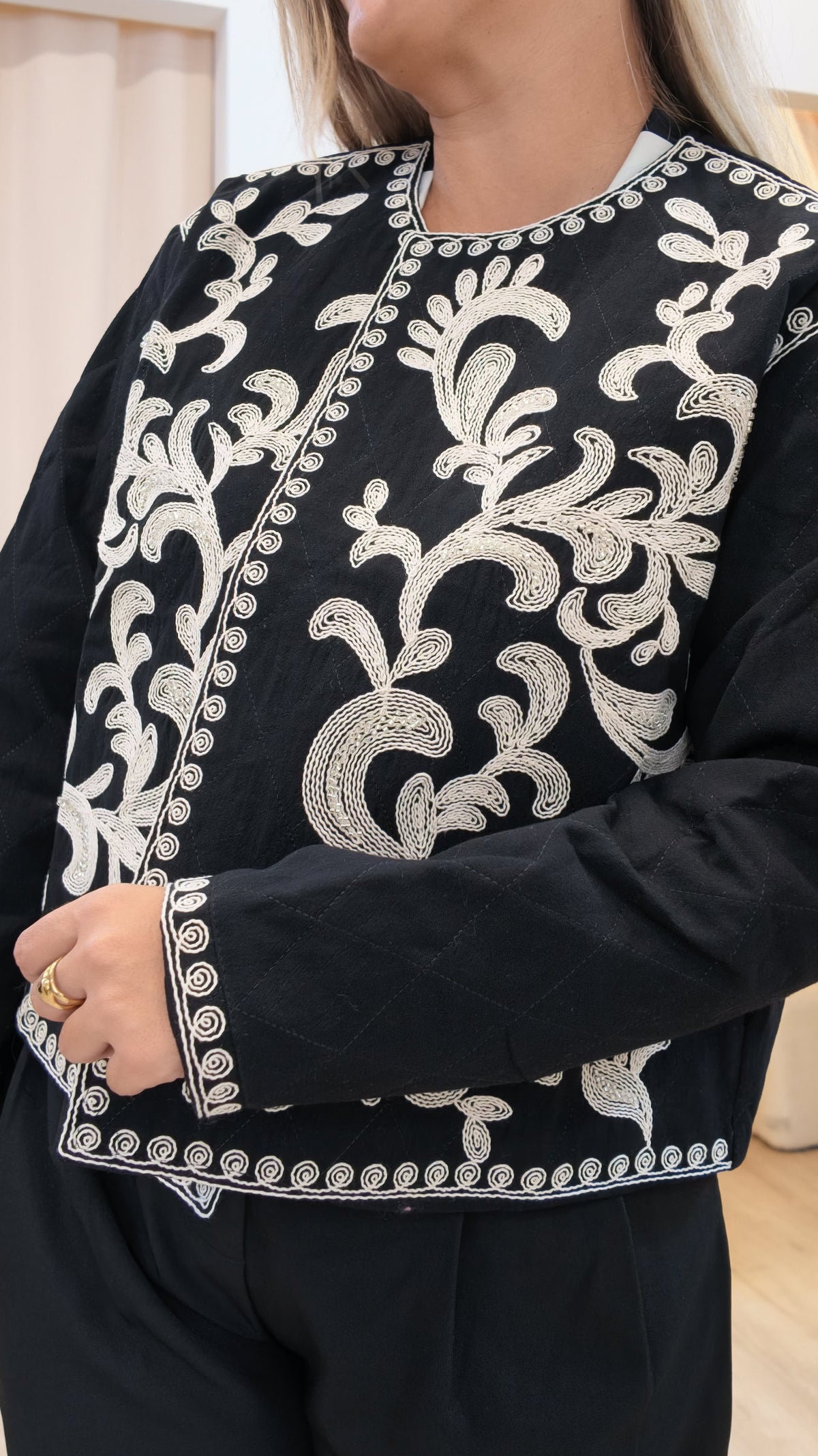 Chaqueta Acolchada Bordada (Negro)