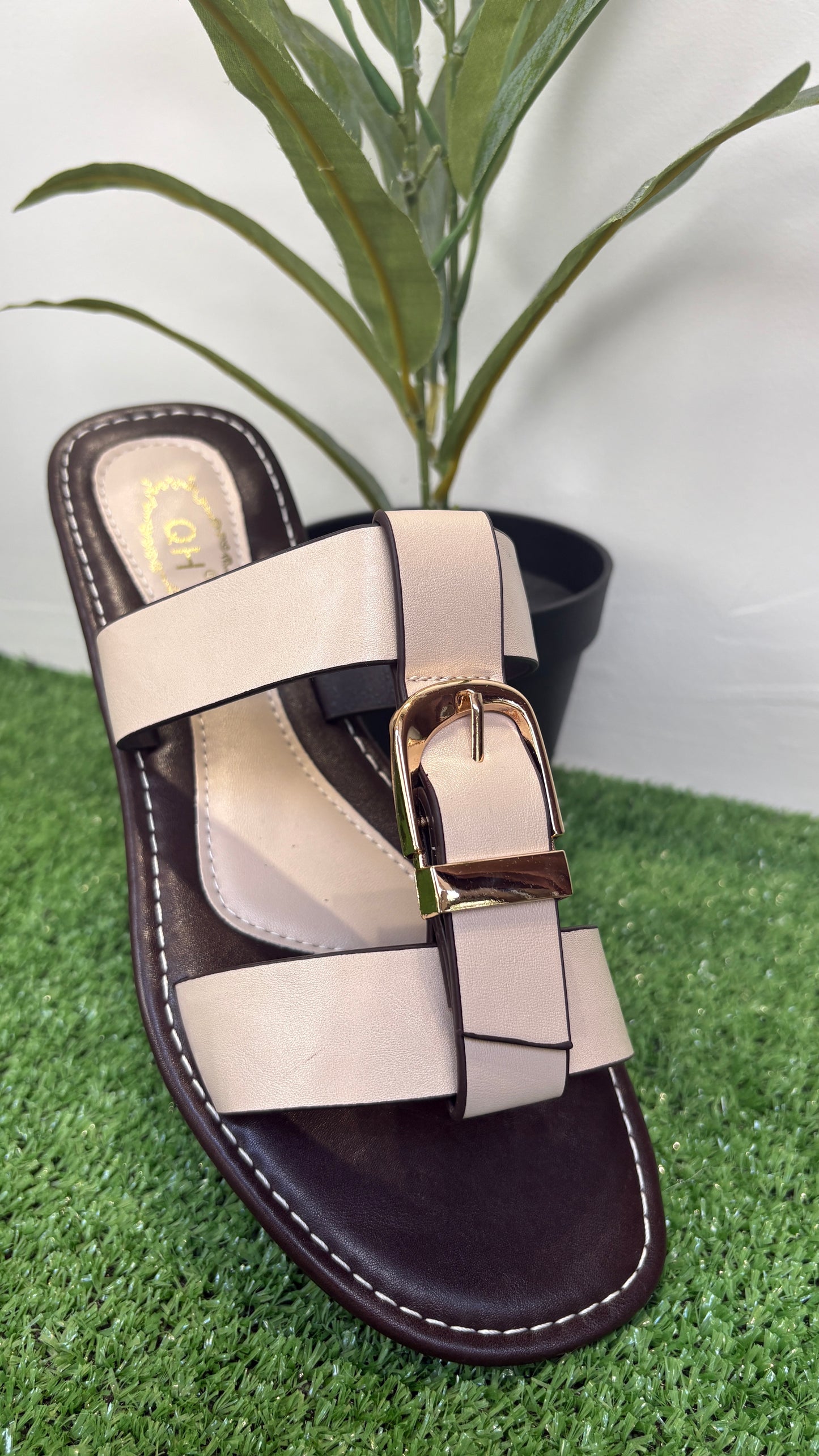 Sandalia Plana Hebilla en Beige