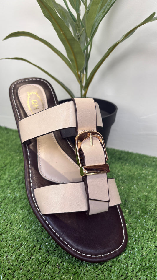 Sandalia Plana Hebilla en Beige